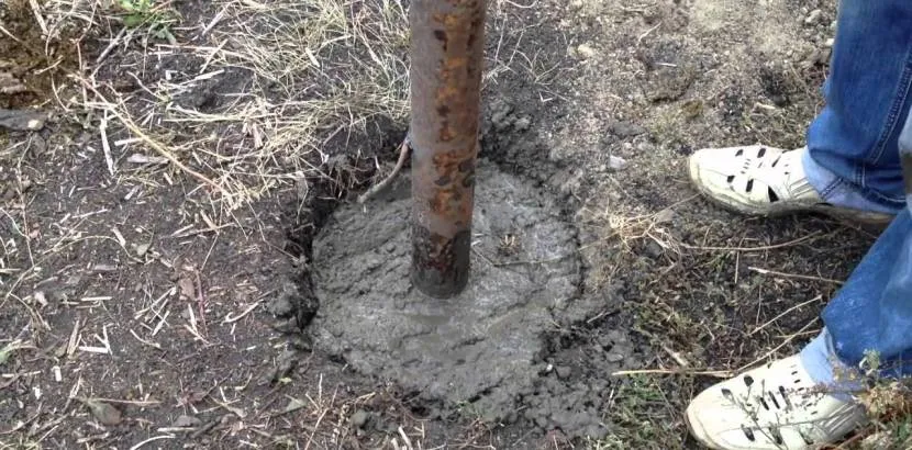 Betonowanie słupów pod baldachim