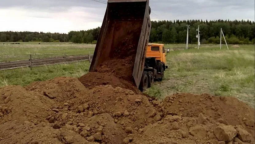 Засипання нерівної ділянки ґрунтом