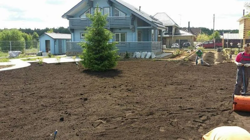 Підготовка до засіву газону починається з повного зачищення ділянки від бур'янів