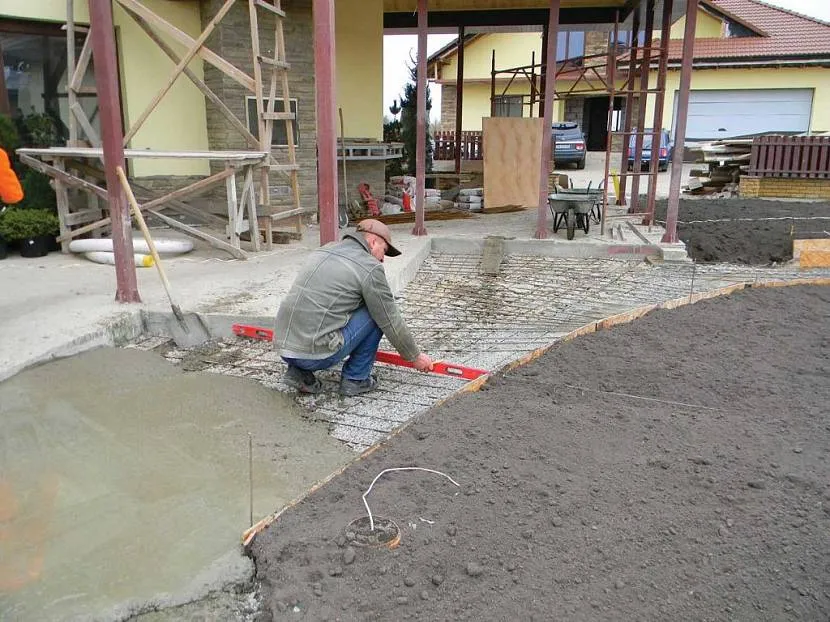 Na przygotowaną poduszkę z piasku i żwiru układa się stalową siatkę i wylewa beton