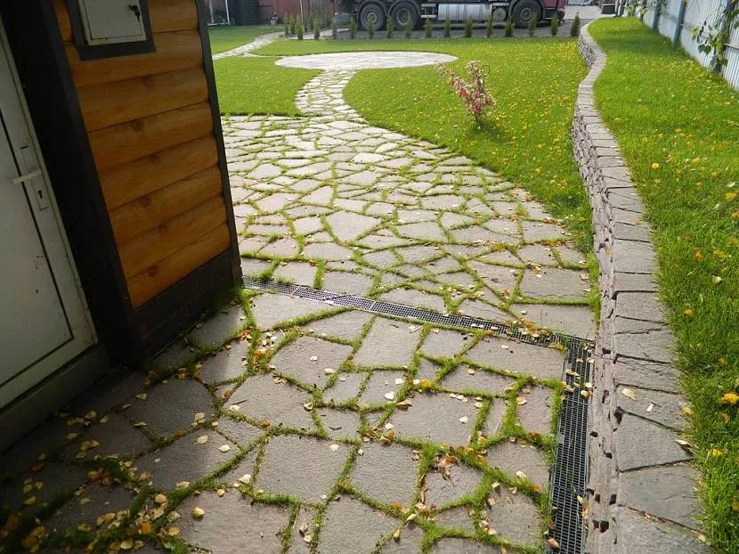 Ścieżki, podest i chodnik z płyty chodnikowej