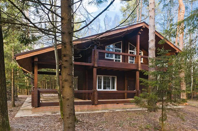 Сучасний будинок у лісі