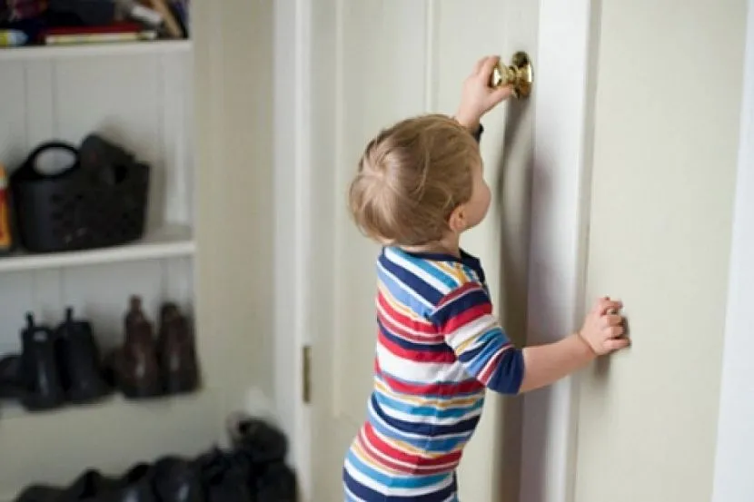 Якщо в житловій кімнаті ненароком замкнулася дитина, ситуація вимагає якнайшвидшого вирішення
