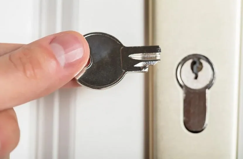 Zepsuty klucz lub po prostu zatrzaśnięte drzwi to uciążliwość, z którą można sobie poradzić, jeśli odpowiednio podejdziesz do problemu.