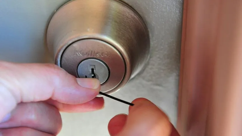 Jeśli klucz pozostanie w dziurce od klucza z tyłu zatrzaśniętych drzwi, można go wypchnąć ostrym przedmiotem