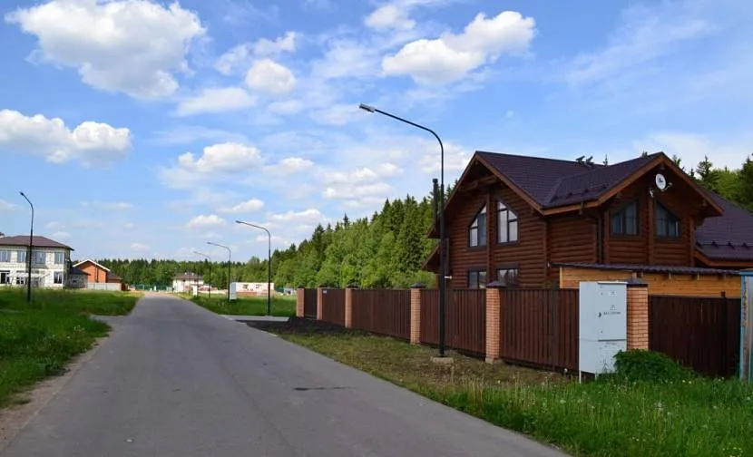 Im bliżej stolicy znajduje się podmiejska osada, tym wygodniej.