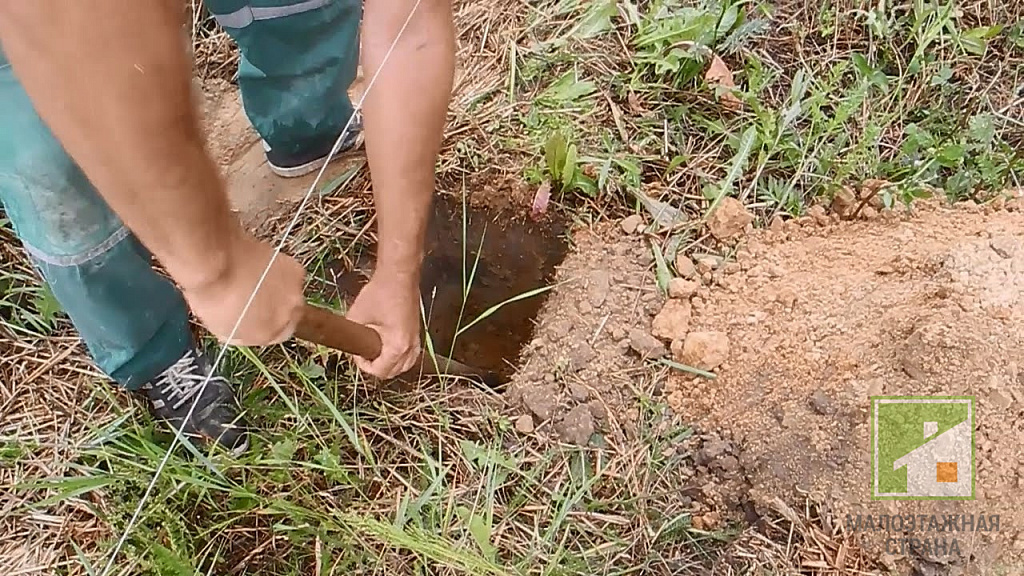 Jak wykopać dziurę pod słupem narzędziami ręcznymi - jak zmiękczyć ziemię