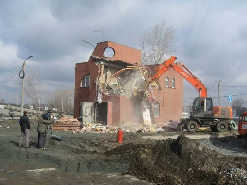 Знесення будівлі, зведеної за законом із порушенням містобудівних норм