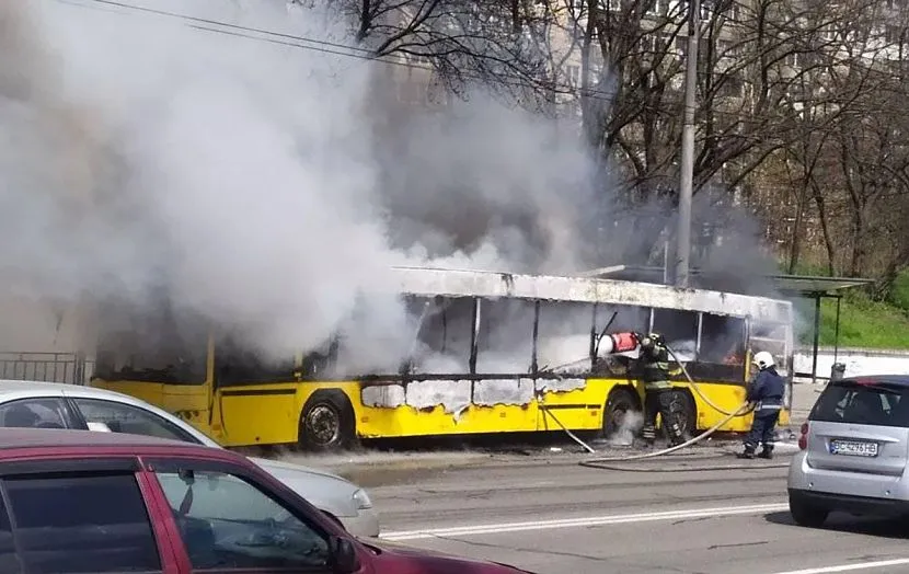 Gaszenie płonącego autobusu