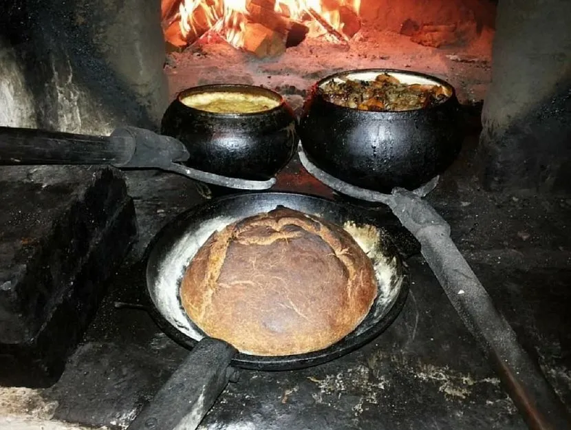 jedzenie w pobliżu ognia