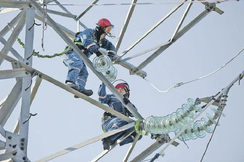 Elektrycy wysokiego napięcia, w przeciwieństwie do elektryków liniowych, pracują w niebezpiecznych warunkach pracy na dużych wysokościach.