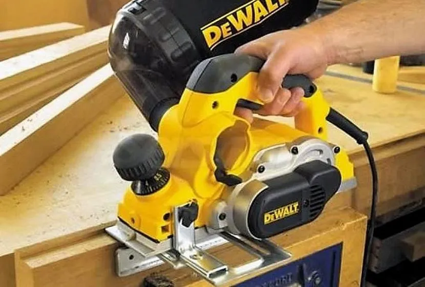 Робота рубанком Dewalt D26500K