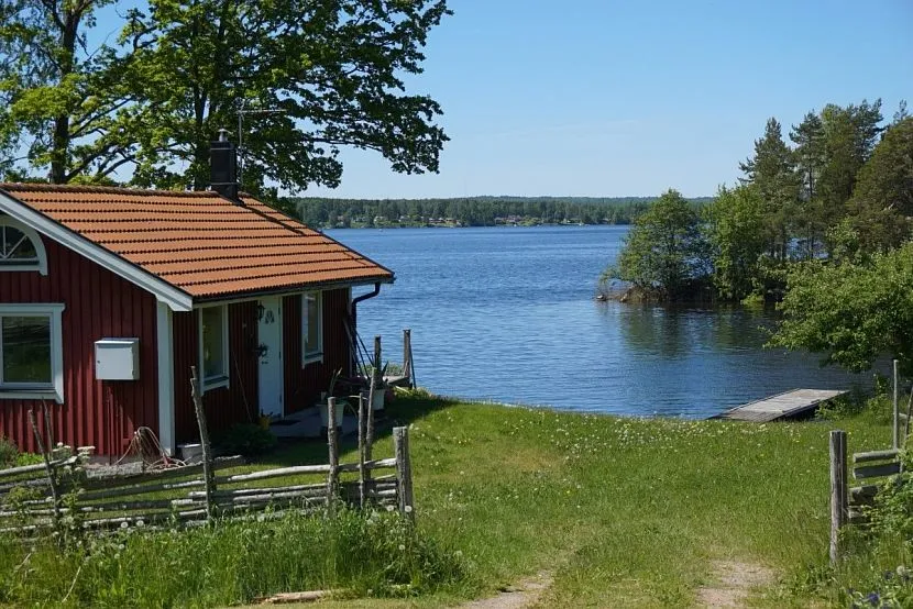 Brzeg rzeki jest malowniczym wspólnym miejscem rekreacji, wypoczynku i przyjemnego spędzania czasu.