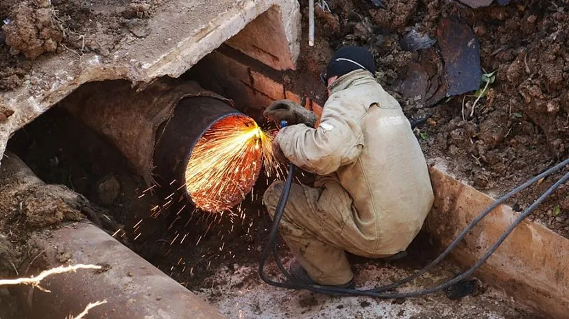 Zgrzewanie awaryjne, często przeprowadzane w szczególnie trudnych warunkach, wymaga również środków ostrożności.