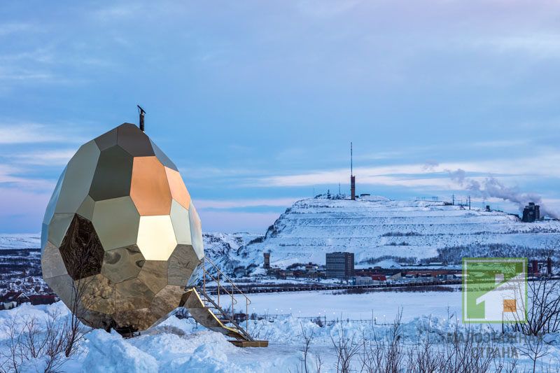 Сауна "Solar Egg", замаскована під золоте яйце, в горах Швеції