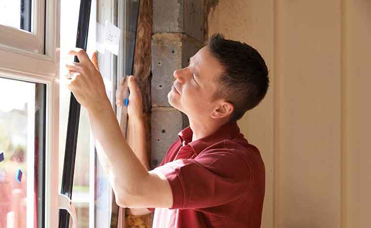 Jak usunąć okno z podwójnymi szybami z plastikowej ramy okiennej: stopniowy demontaż i montaż
