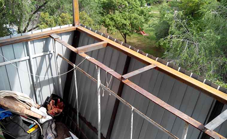 Rama balkonu wykonana z metalu i drewna do okładzin, izolacji, wykończeń i przeszkleń