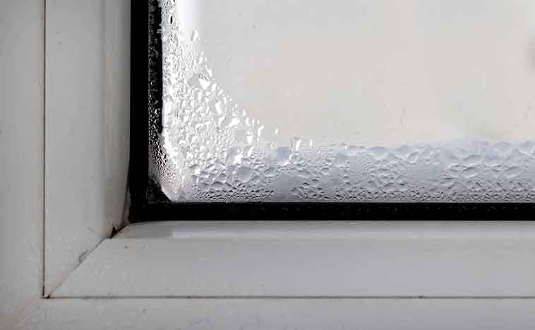 Dlaczego plastikowe okna pocą się w oknie z podwójnymi szybami: przyczyny i rozwiązania problemu