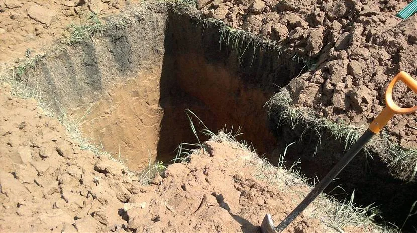 Траншеї для труб і яму для колодязя можна вирити і ручним способом, але навряд чи це обійдеться дешевше за виклик екскаватора