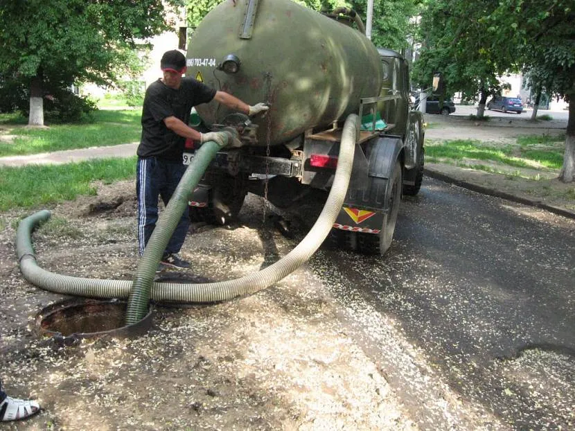 Czyszczenie kanalizacji za pomocą maszyny kanalizacyjnej