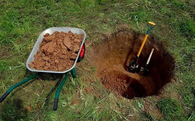 Na terenie zabudowanym studnie często trzeba kopać ręcznie.