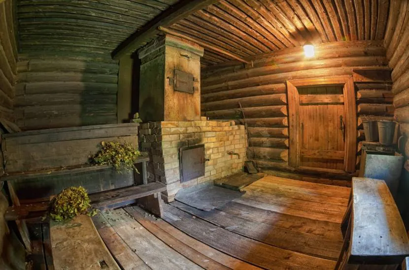 Klasyczna rosyjska sauna z kamiennym piecem