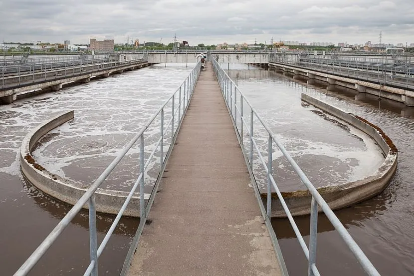 Aeratory pneumatyczne lub mechaniczne nasączają dreny osadu aktywnym tlenem niezbędnym do życiowej aktywności bakterii.