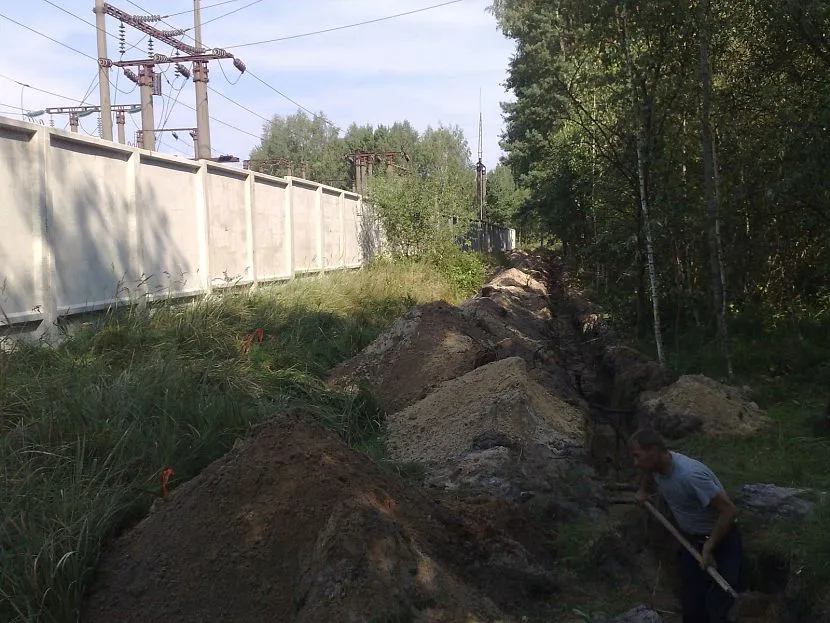 Кабалі в процесі експлуатації гріються, а тепловіддача в стіні або землі значно нижча, ніж на відкритому просторі (по стовпах)