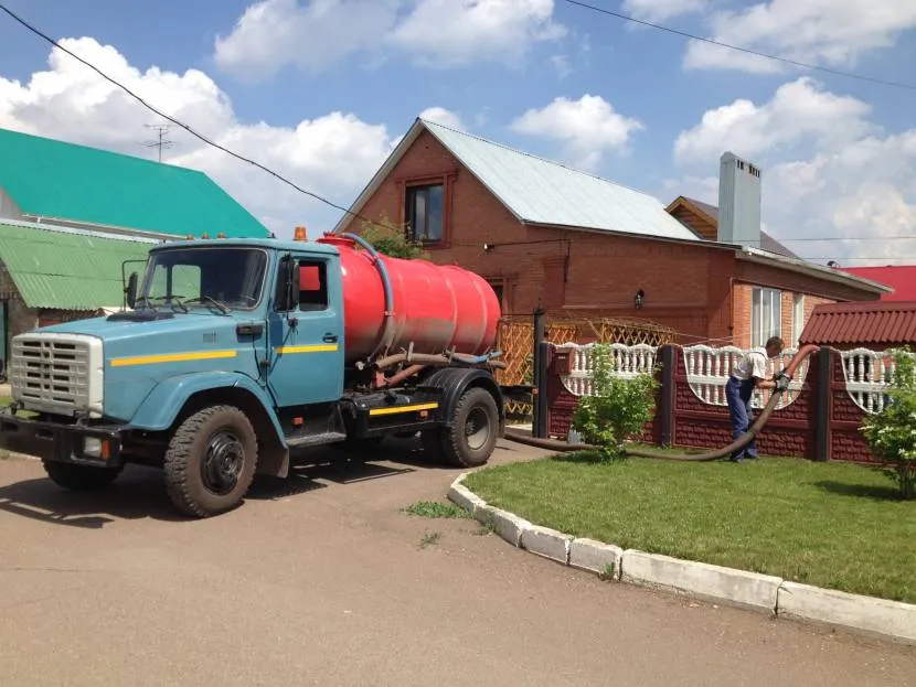 Машина не завжди може під'їхати впритул до ями