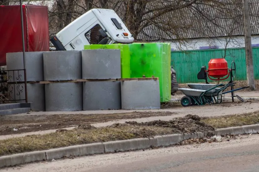 Pierścienie żelbetowe – uniwersalny materiał do budowy studni