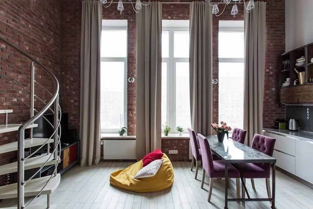 Właściwy wybór zasłon do pomieszczeń w stylu loft: 20 opcji