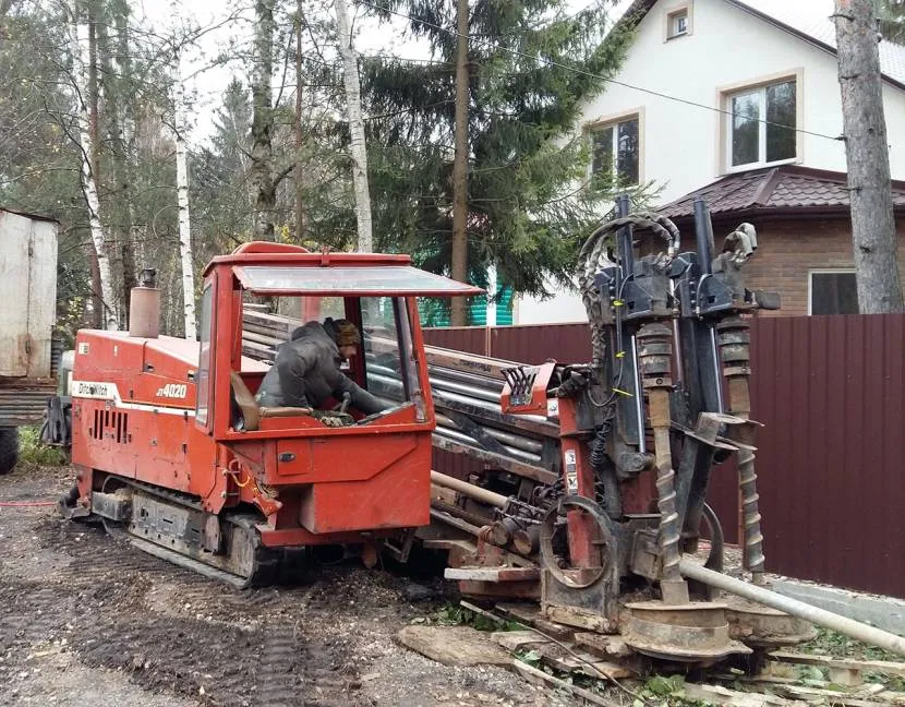 Ciągnięcie rury pod drogą