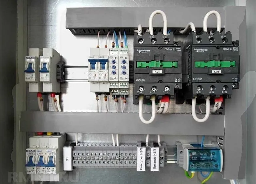 Przykład panelu elektrycznego ze stycznikami modułowymi