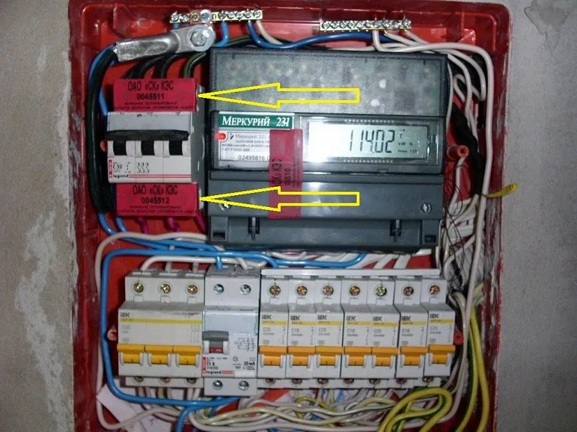 Tablica licznika energii elektrycznej z naklejonymi plombami na wyłączniku i liczniku energii elektrycznej