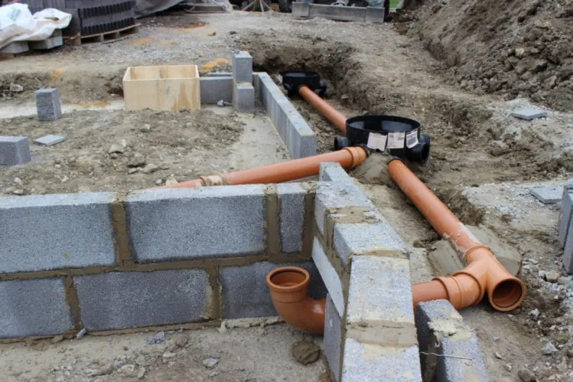 Rury przez fundament blokowy