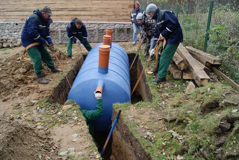 Для монтажу септика краще скористатися послугами майстрів