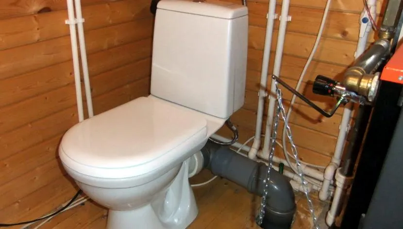 Możliwość podłączenia kanalizacji do toalety w prywatnym domu