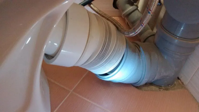 Podłączenie toalety do kanalizacji z karbowaniem