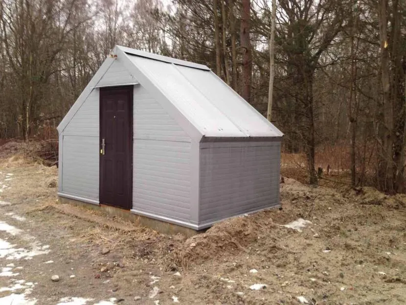 Naziemny pawilon ochronny nad źródłem wody