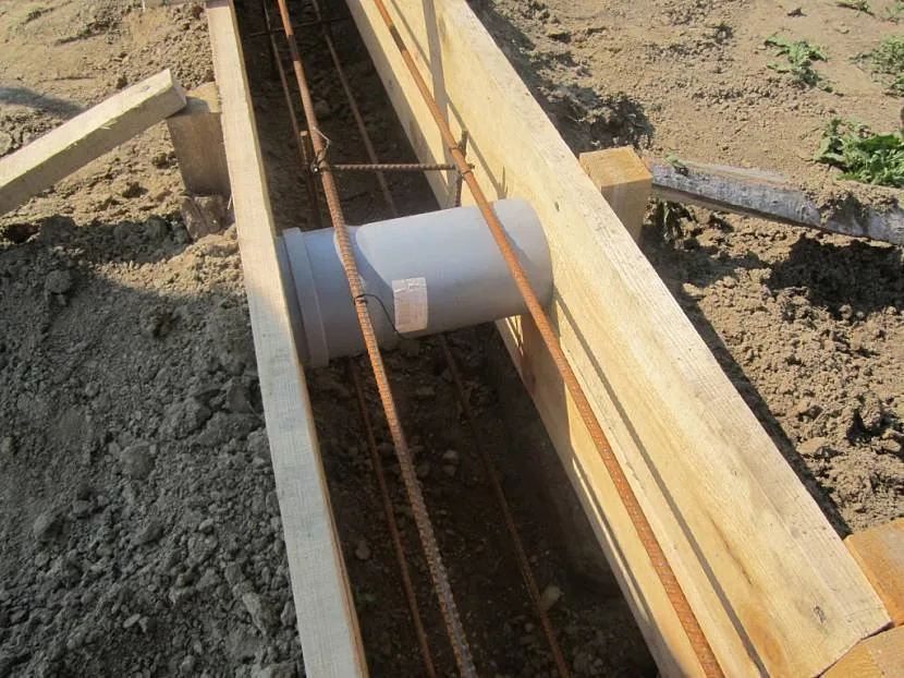 Łatwiej jest ułożyć odcinek rury podczas wlewania w fundament niż wiercić otwór w stwardniałym betonie