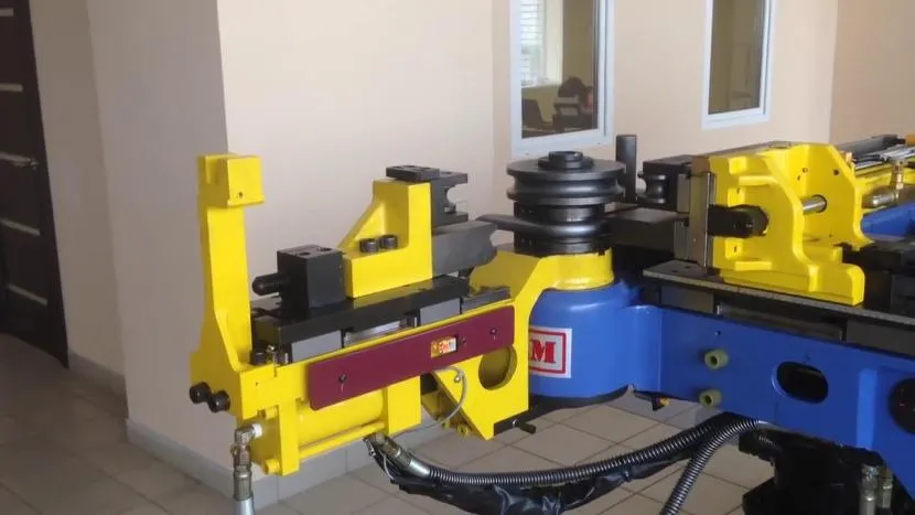 Półautomatyczna hydrauliczna maszyna do formowania rolek