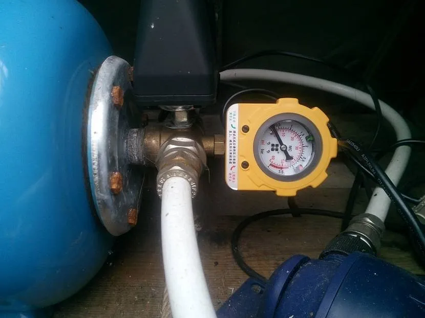 Czujnik ciśnienia z manometrem na zbiorniku hydraulicznym
