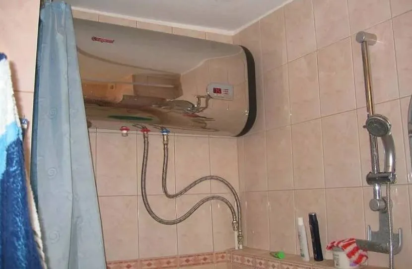 Podgrzewacz wody na ścianie w łazience