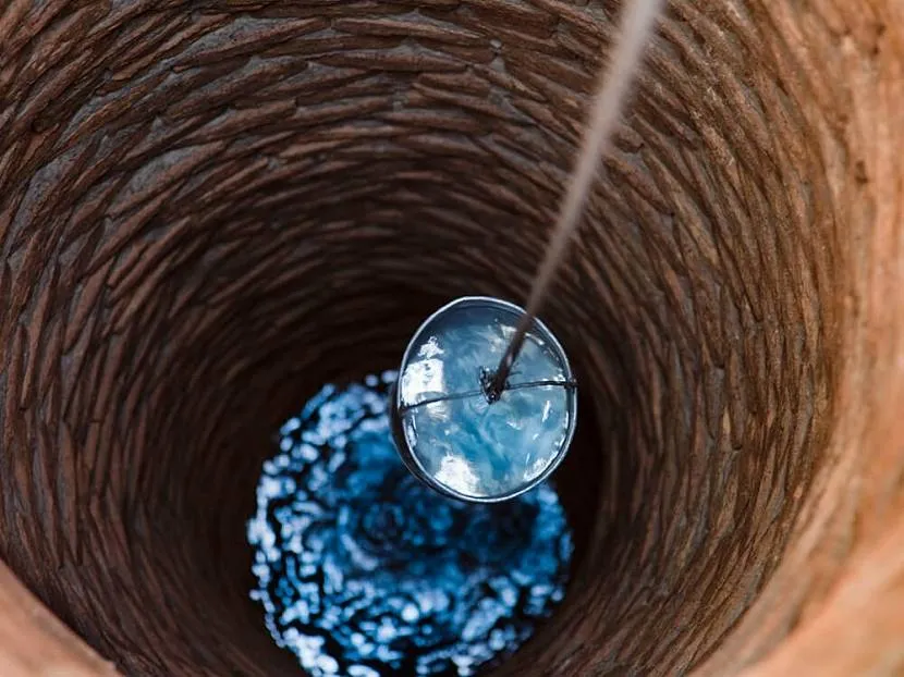 Досить глибока криниця на ділянці може стати постачальником питної води.