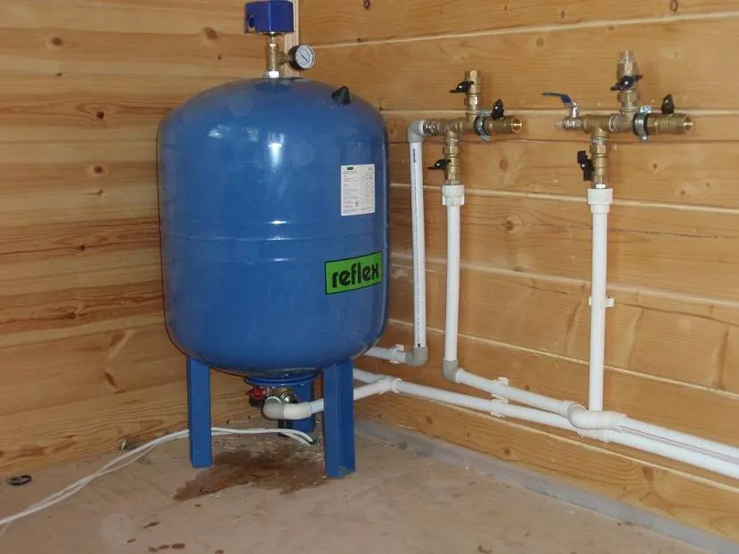 Гідроакумулятор, підключений до системи водопостачання у дерев'яному будинку