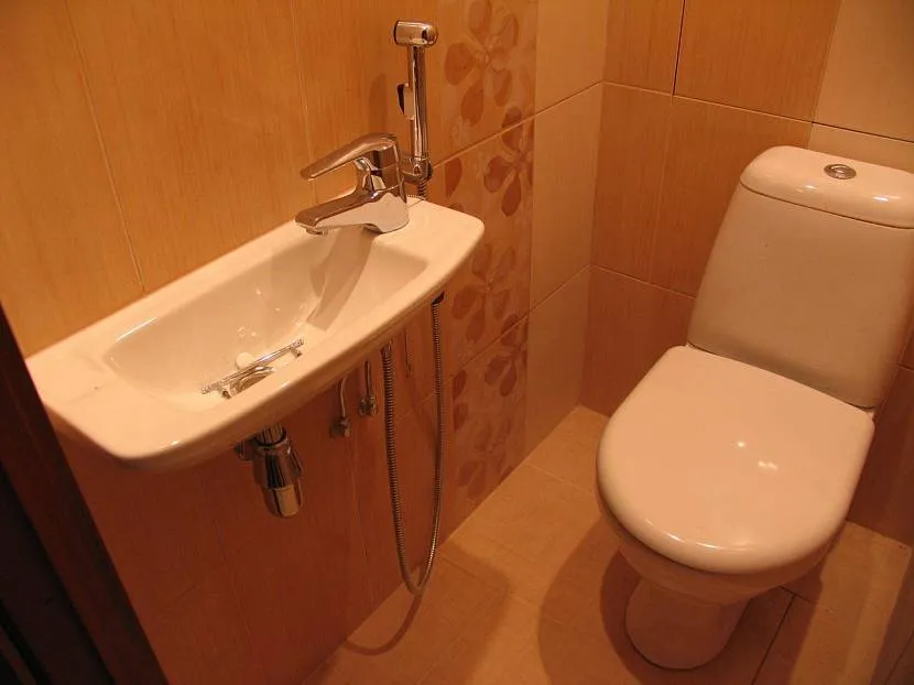 Встановлення в туалеті маленької раковини з гігієнічним душем