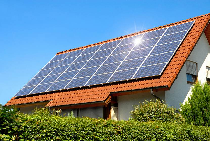Сонячні батареї на даху будинку
