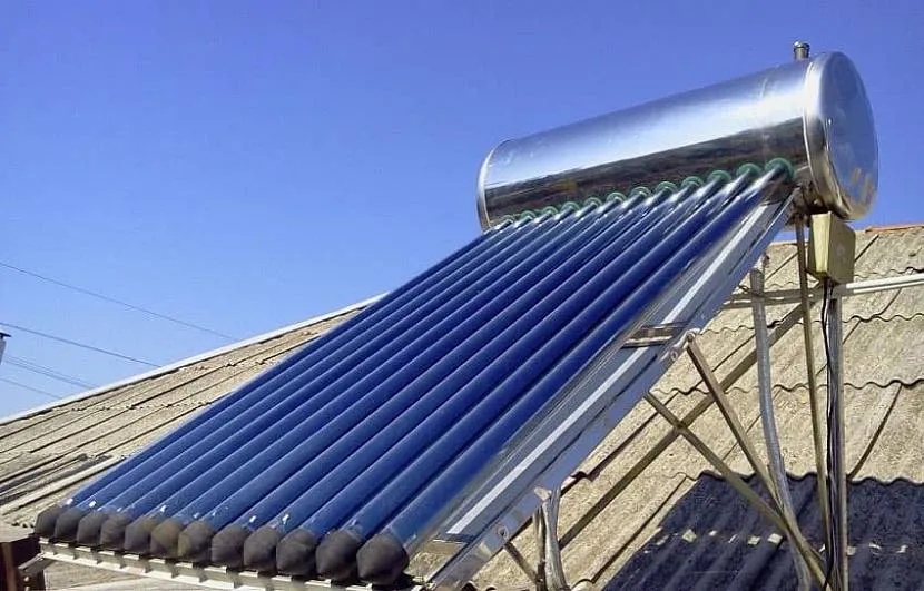 Kolektor słoneczny na dachu domu