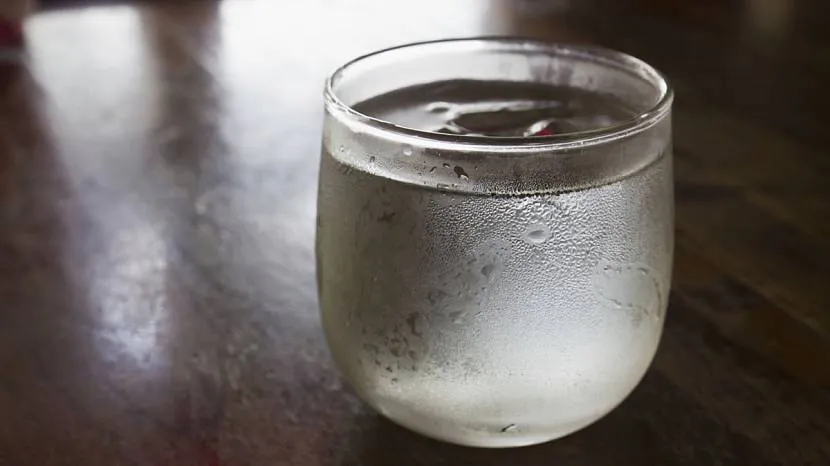 Zaparowana szklanka zimnej wody