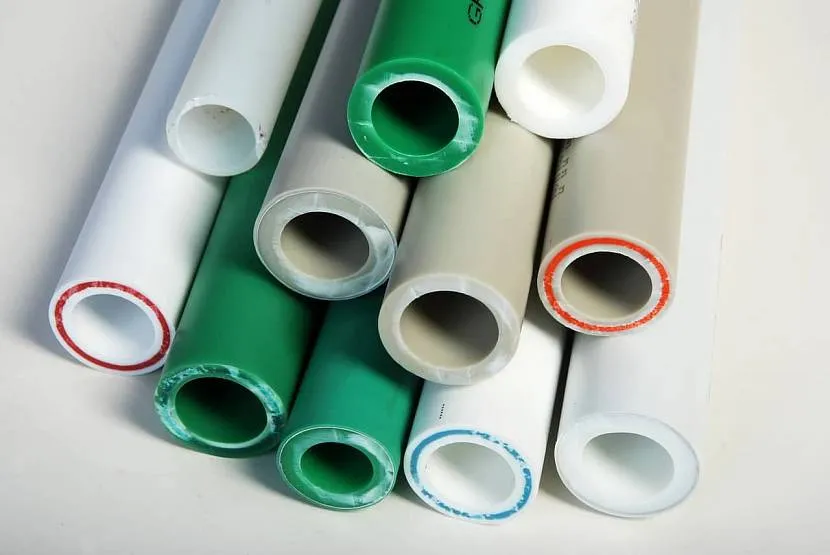 Kolory rur metalowo-plastikowych: biały, czarny, niebieski, czerwony i zielony